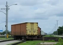 caminhão entala em pontilhão