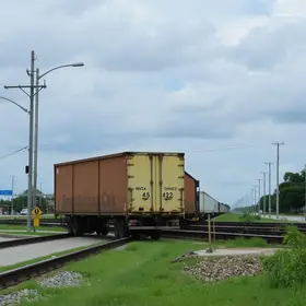 caminhão entala em pontilhão