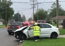 motorista bate em poste
