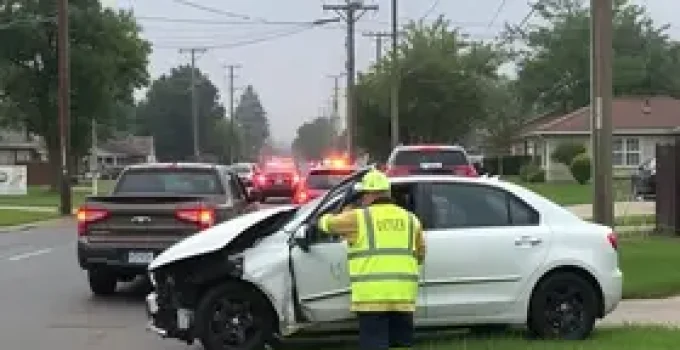 motorista bate em poste
