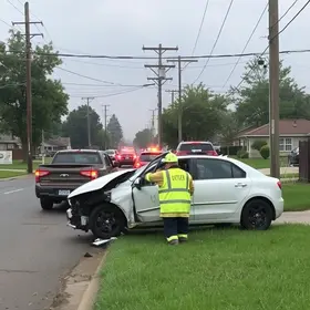 motorista bate em poste